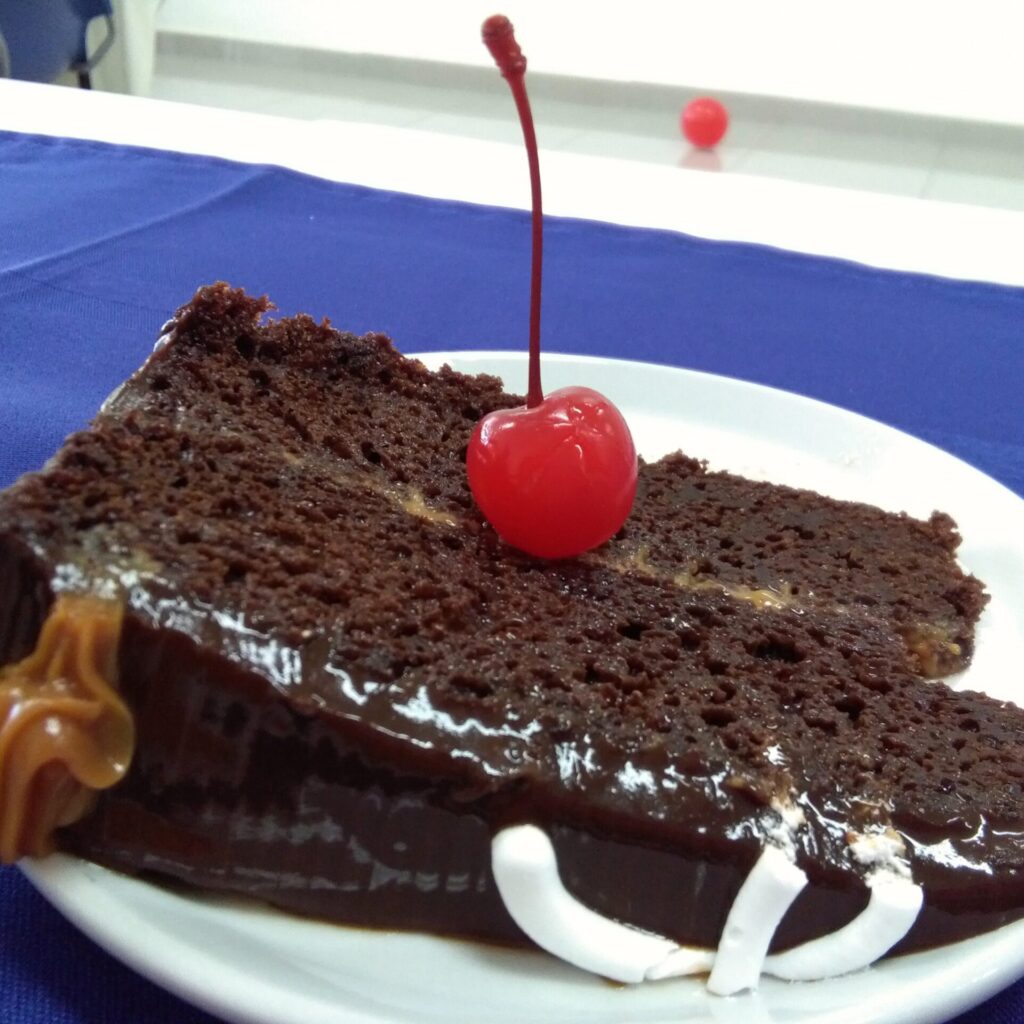 Photo credit: Lucerito Corrales - https://commons.wikimedia.org/wiki/File:Torta_chocolate_Cherry.jpg